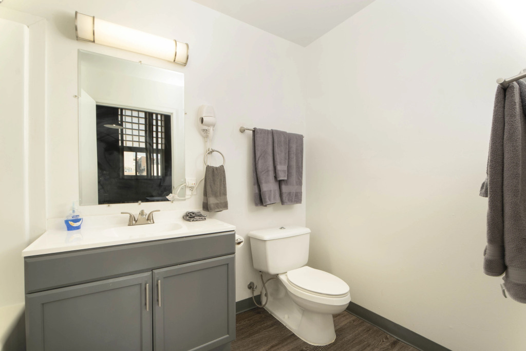 Bright and airy downtown loft! Great wifi!