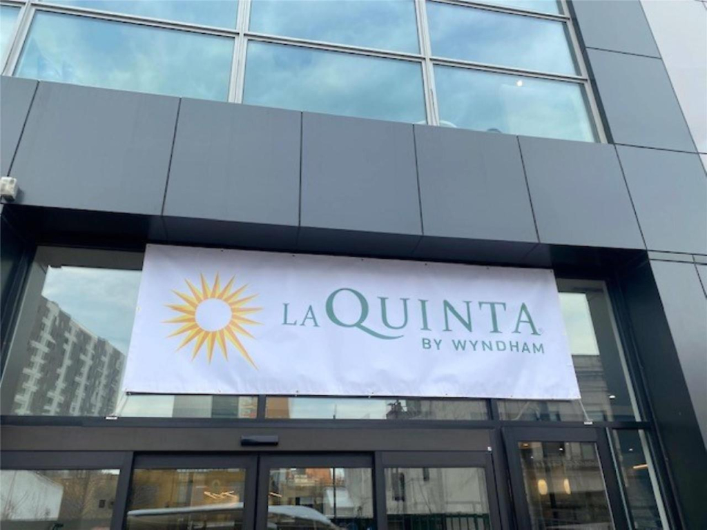 La Quinta Inn & Suites By Wyndham Queens NYC JFK AirTrain