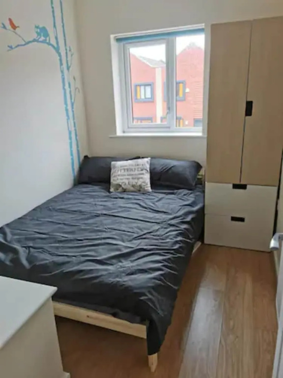 Entire 3 Bedroom House Manchester Free Parking