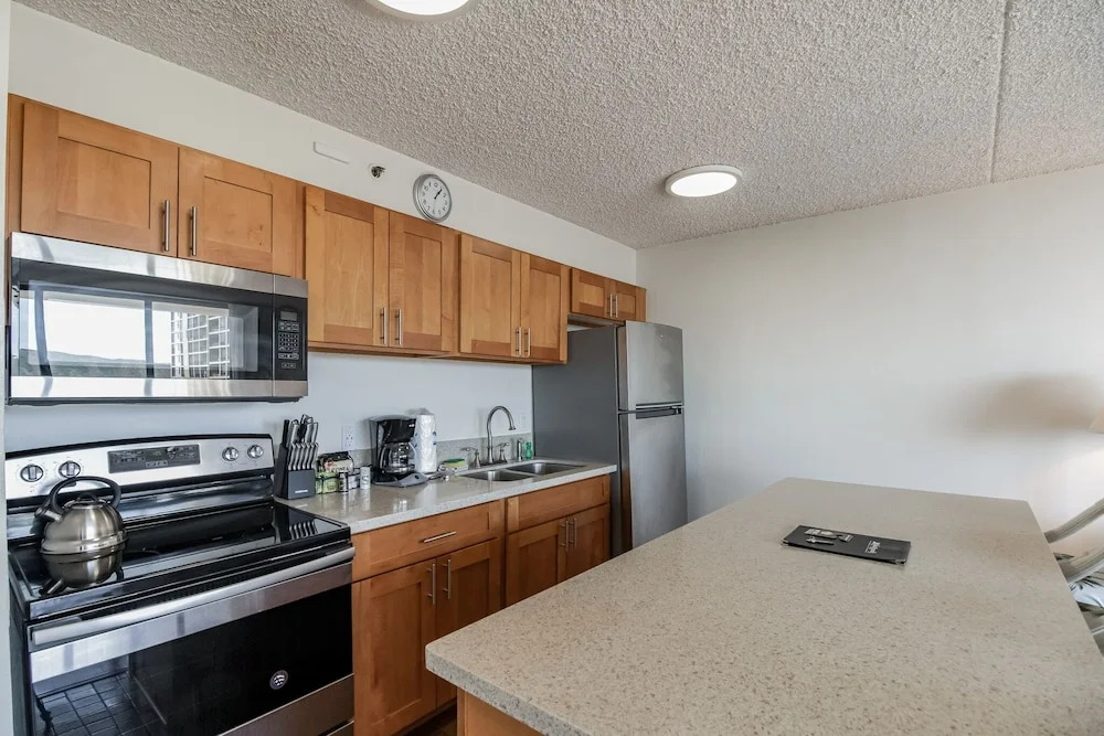 Deluxe Ocean and Diamond Head View Waikiki Condo, Free parking!