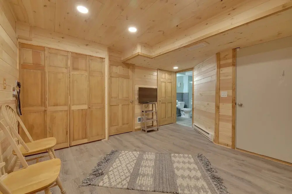 Large Deck + Resort Amenities: Lake Ariel Retreat