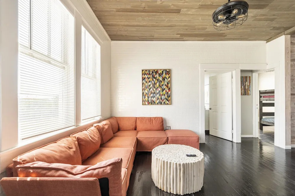Midtown Penthouse Blocks to Beach