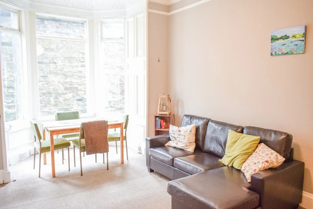 2 Bedroom Apartment Close to Edinburgh City Centre
