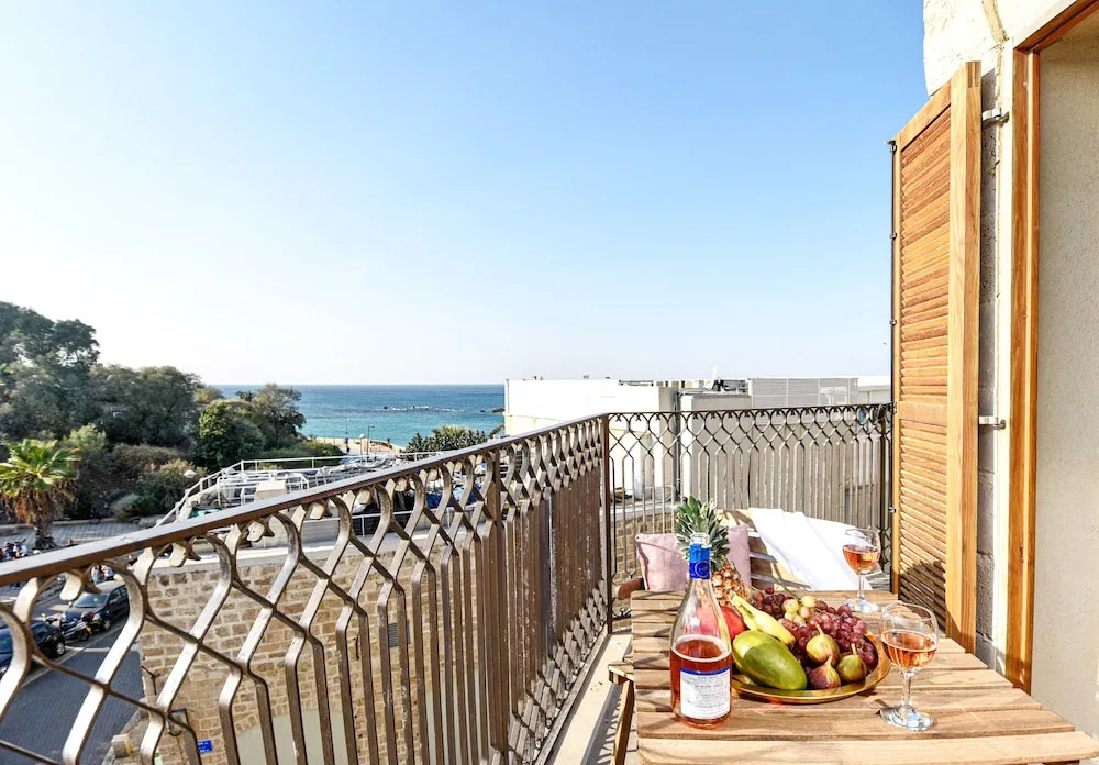 Beachfront w Views to Sea & Old City