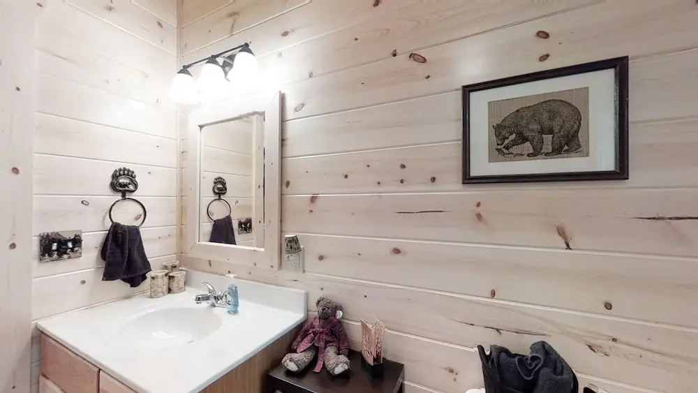 Cozy Bear Den 2 Bedroom Cabin by RedAwning