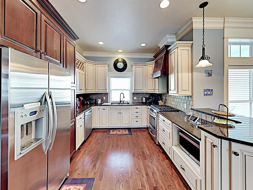 Coastal  W/ Pool, Sundeck & Boat Slip 3 Bedroom Townhouse
