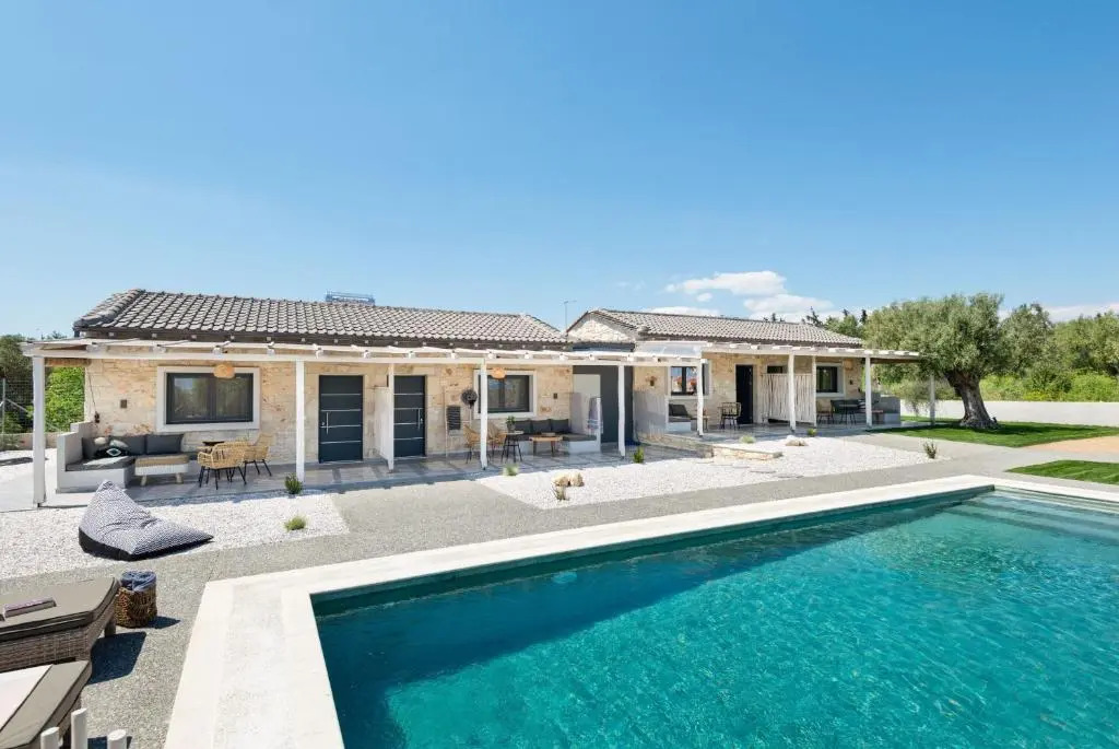 "Four Olives" Luxury Rooms, Afitos #FeelsLikeHome
