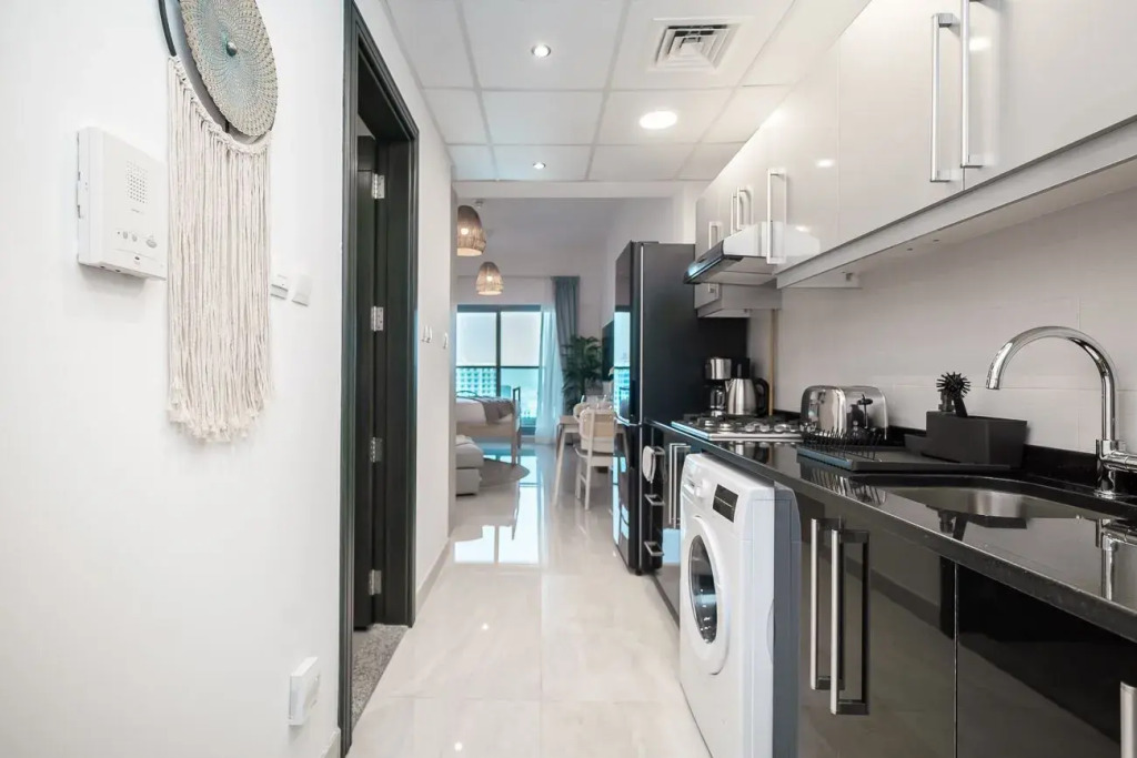Charming Apt. With Views In Business Bay