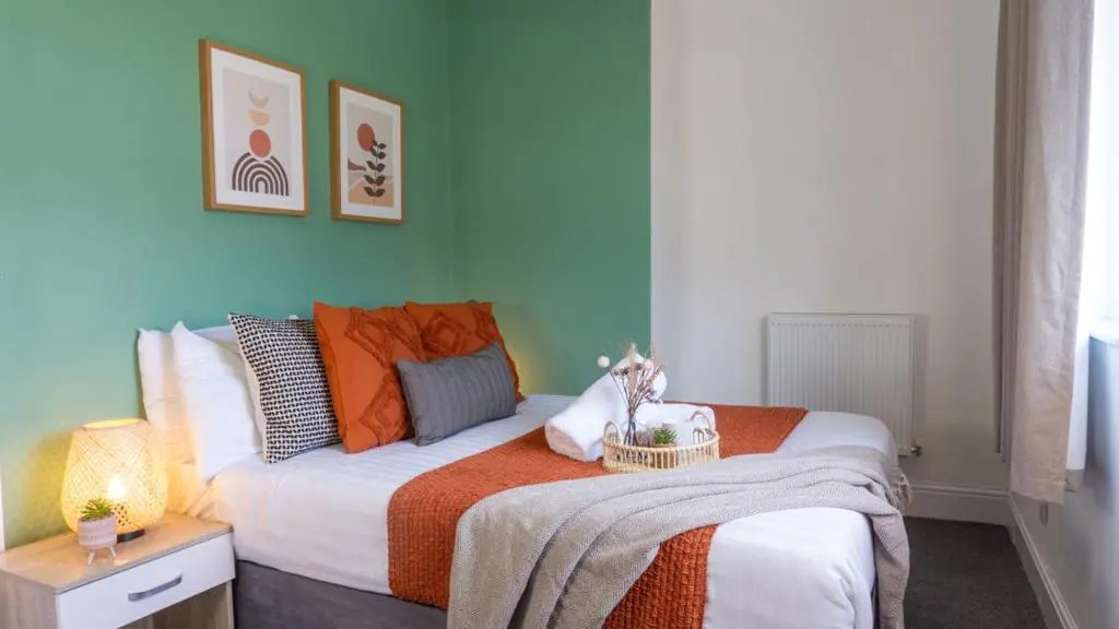 Bevington House - 3 Bedroom - Sleeps 8 - Parking