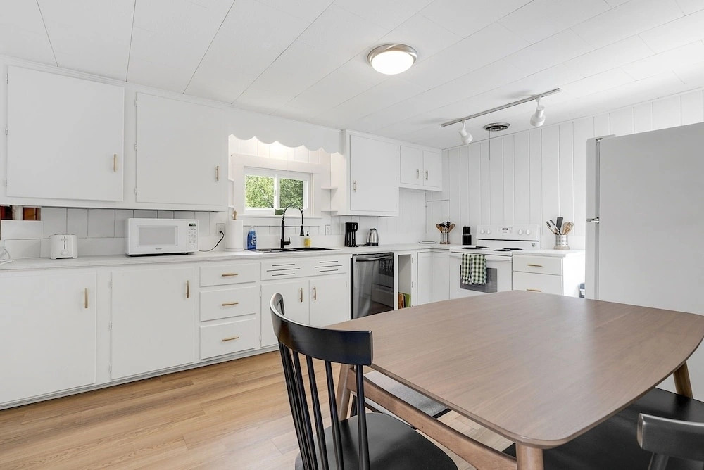Gage Farmhouse Limit 6 2 Bedroom Apts by RedAwning