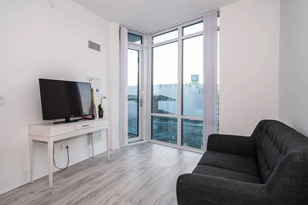 Modern 1 Bedroom Condo With CN Tower Views