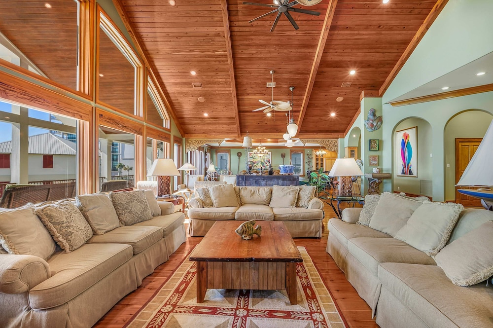 The Gayosa House 9BR Beachfront Oasis With Private Pool Hot Tub