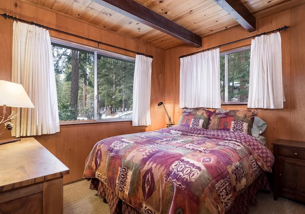 The Honey Bear Cabin With Fireplace and Large Deck! #109