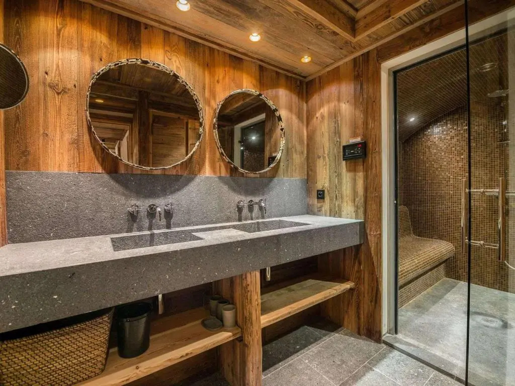 Chalet de Luxe à Val d'Isère avec Jacuzzi et Hammam - FR-1-567-8