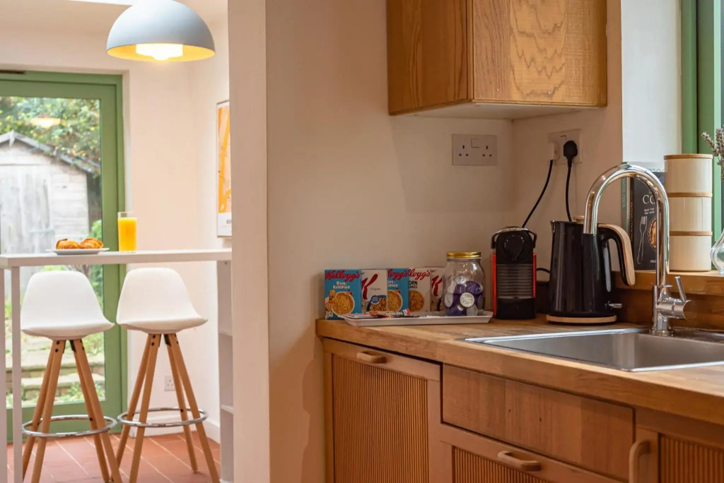 Sleeps 6 - 2 Bedroom Reading House - With WiFi, Netflix, Parking & Garden by JDF Property