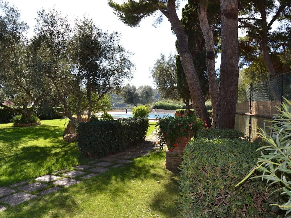 Large Apartment With sea Views in a Spacious Garden With a Shared Pool