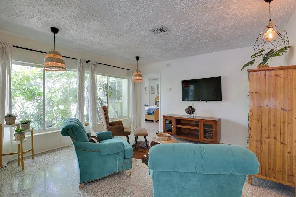 Walk to Ocean: Chic Deerfield Beach Cottage!