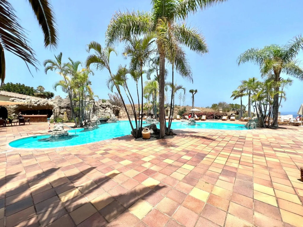 Stunning views beside the beach, apt. with pool