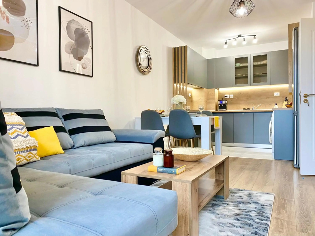Art Apartment for 4 People Free Parking & Wifi