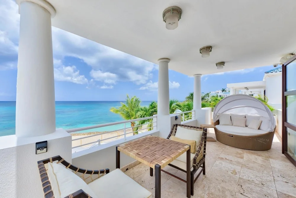 Direct Ocean Views and Beach Access, Swimming Pool, AC, Free Wifi, Near Shops & Restos