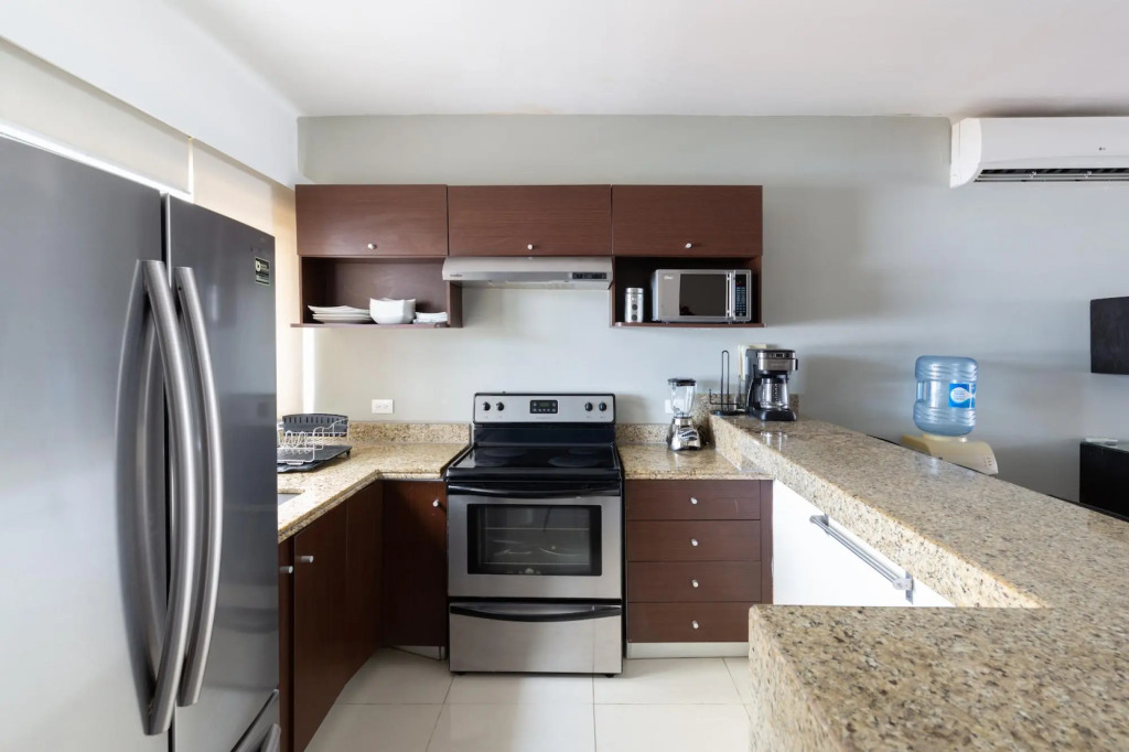 Exclusive 2 Level 3 BR Penthouse | Private Hot Tub & Roof | WiFi | Great Amenities & GYM