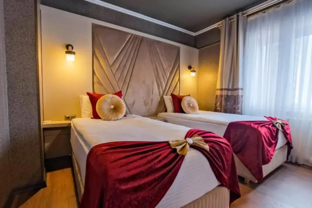 Moonday Hotel