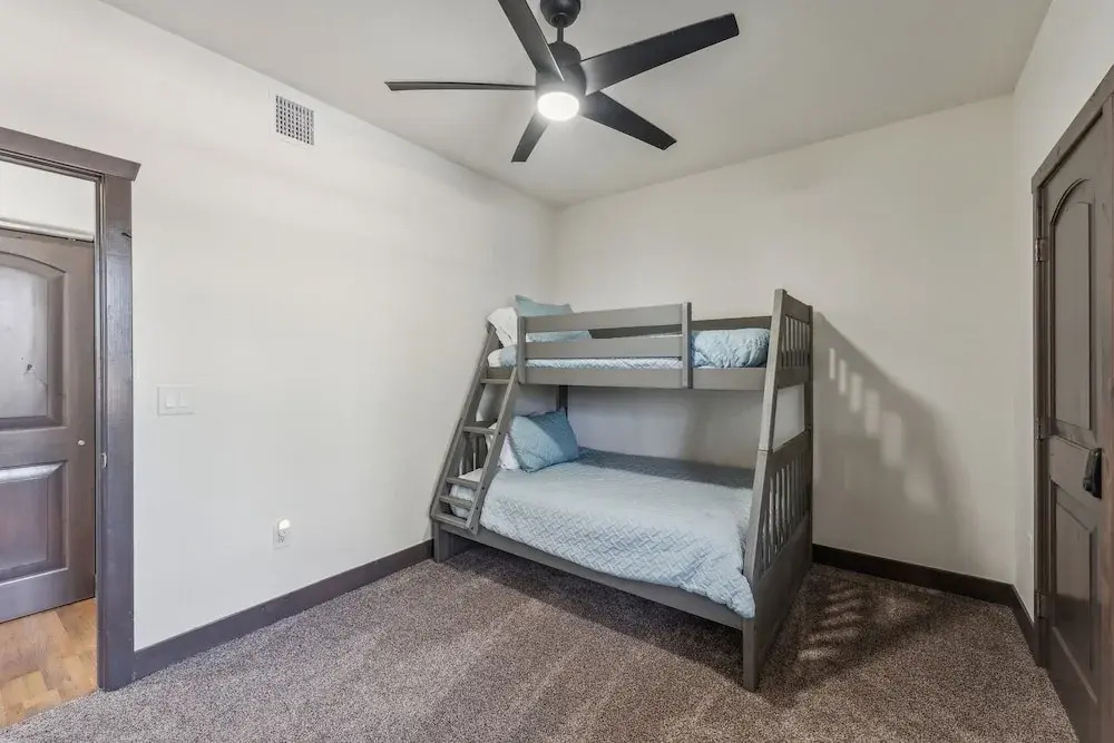 Scenic Golf Retreat With Modern Comforts & Fireplace 4 Bedroom Townhouse