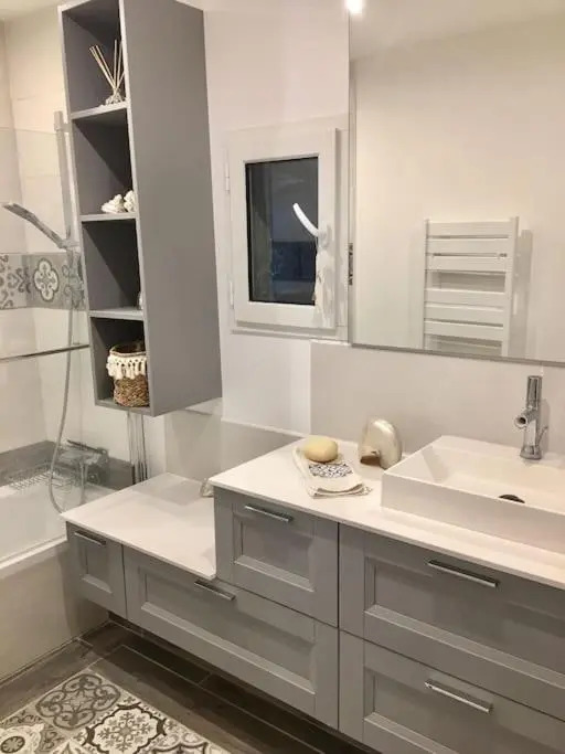 Cap d'Antibes 50m from the beach 3 bedrooms/Pool