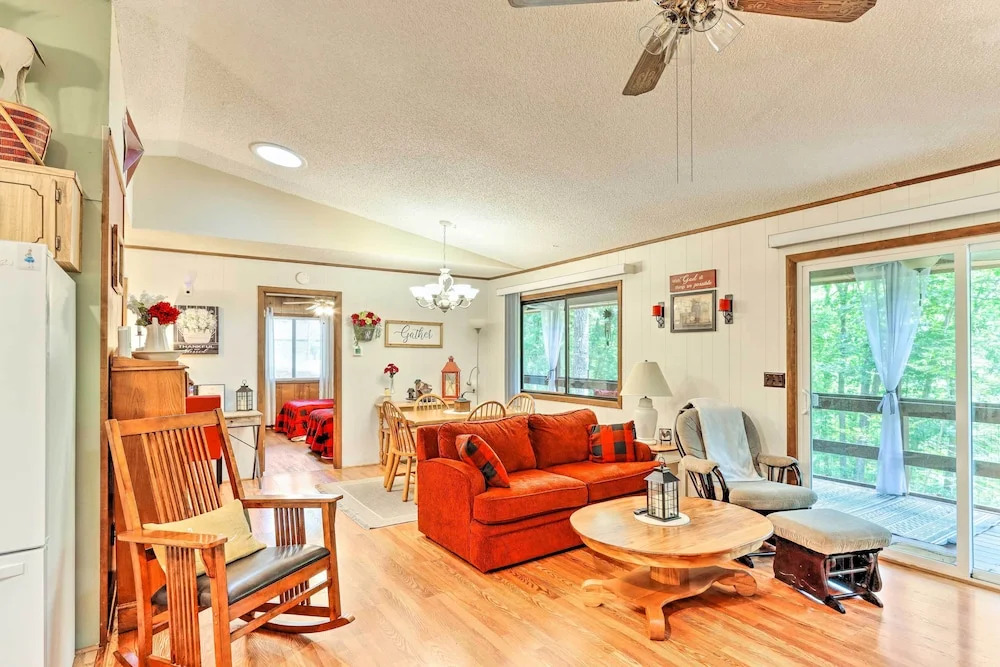 Quaint Murphy Cabin in Serene Wooded Setting!