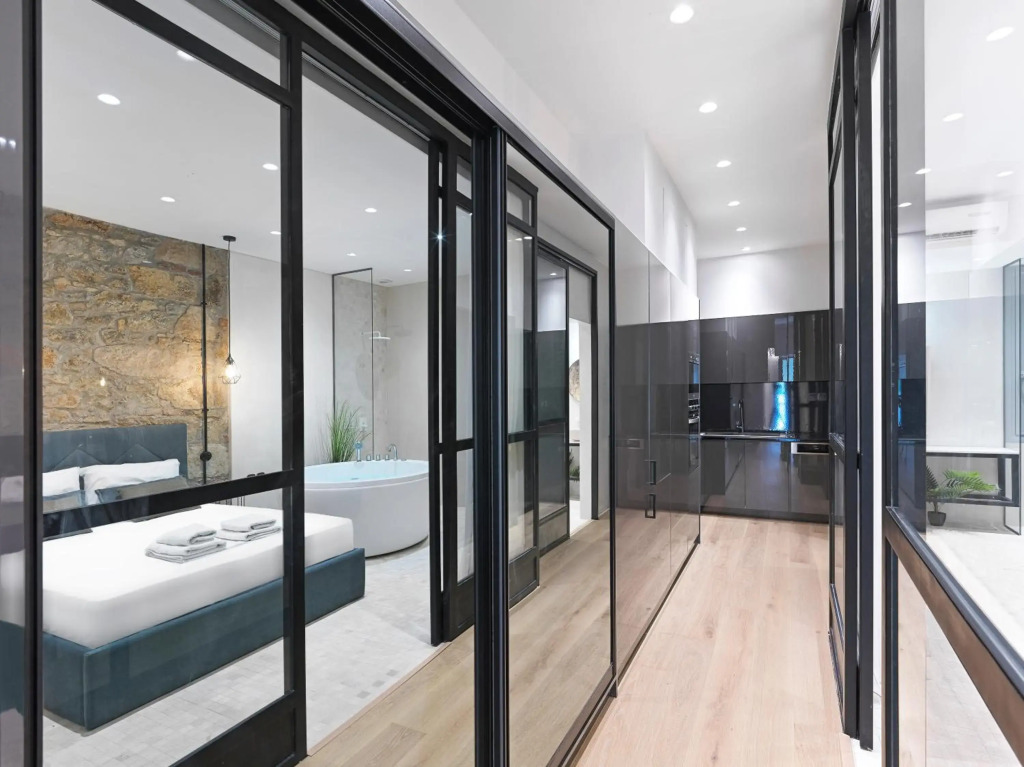 5 star lux suite in Kolonaki.