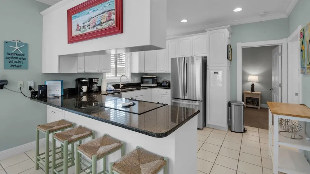 2 Minutes to Beach & Next to Pool - Free Beach Setup, Sleeps 12