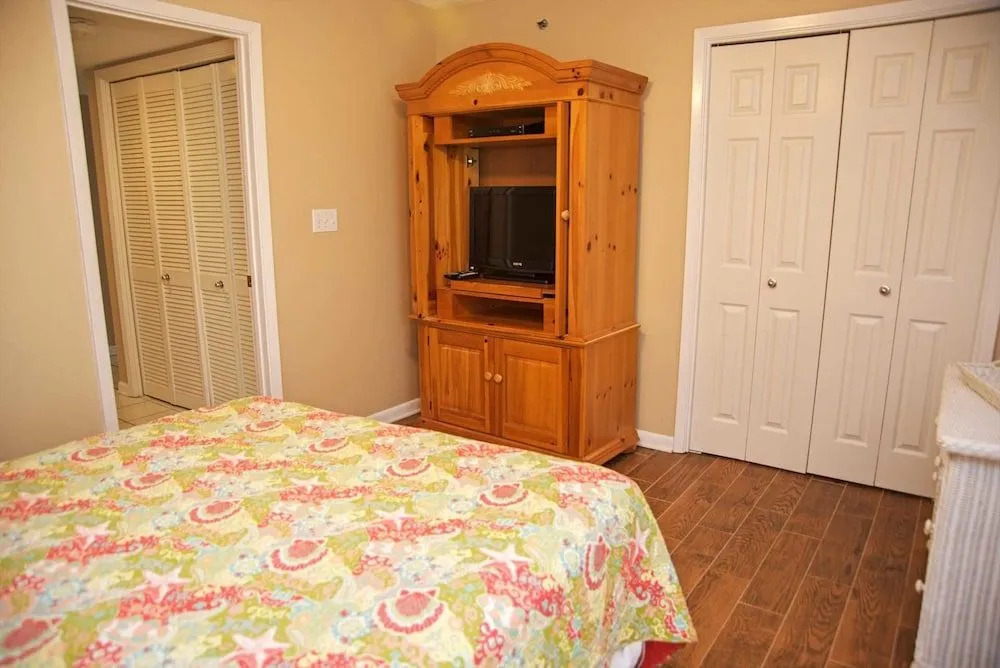 Phoenix VI 815 3 Bedrooms 2 Bathrooms Condo