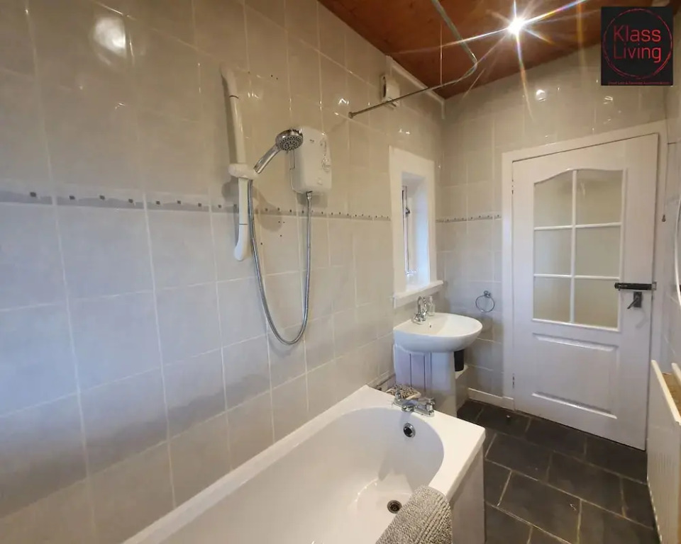 Two Bedroom Apartment by Klass Living Serviced Accommodation Airdrie - Nicol Apartment With WiFi & Parking