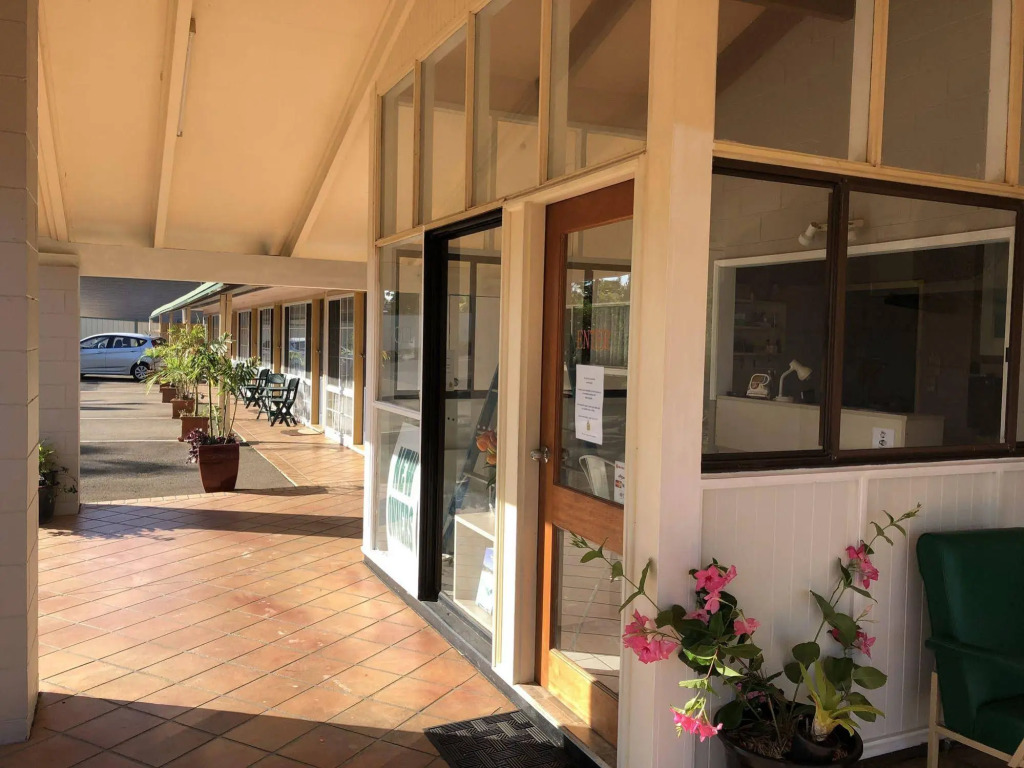 Colonial Palms Motel