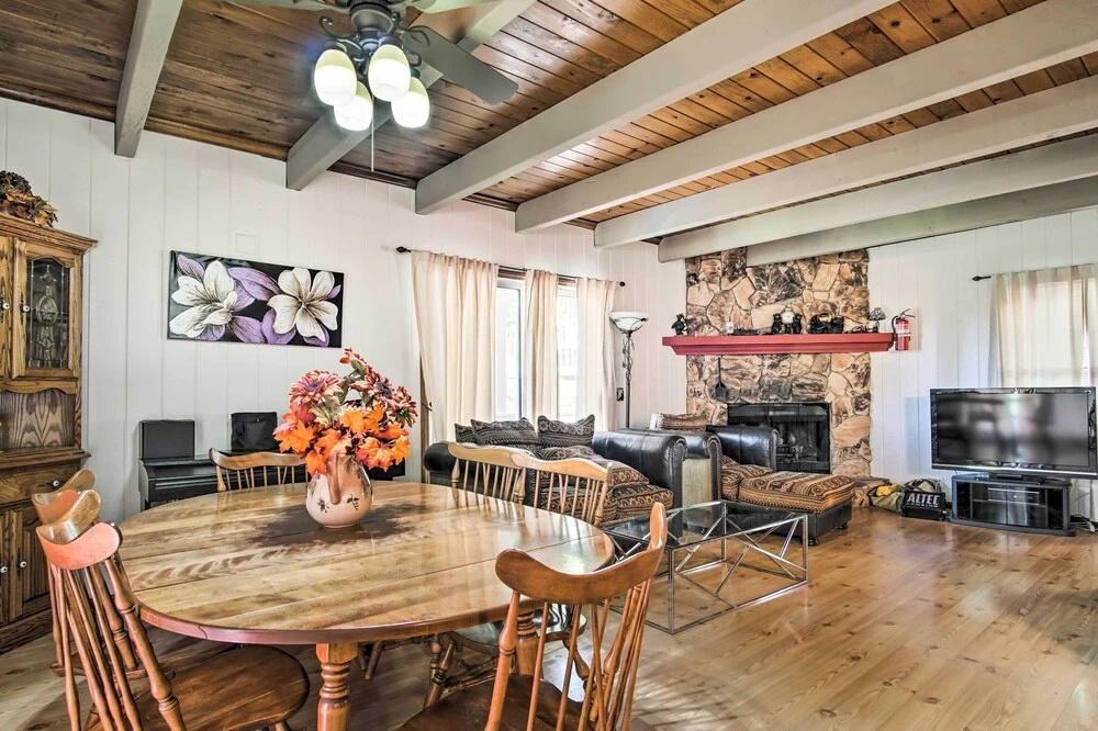 5 Mi to Lake Arrowhead Village: Cabin w/ Game Room