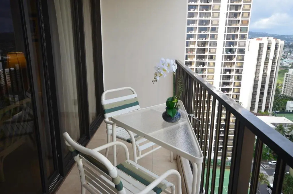 Romantic Waikiki Banyan 2513 with Ocean and Diamond Head Views and Free Parking!