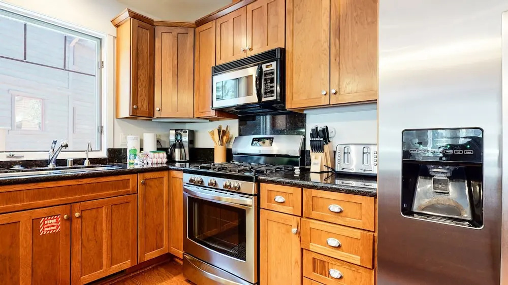 Grayfox 2 Pet-Friendly, 5-Star with Private Hot Tub, 2 Car Garage and Prime Location by RedAwning