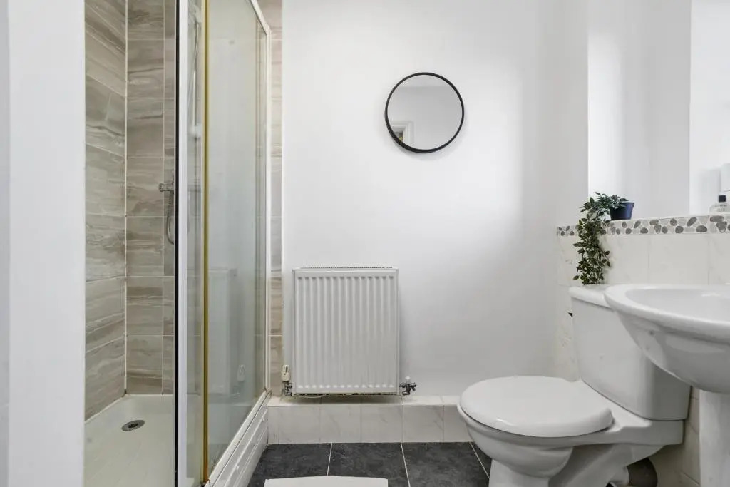 3 Bedroom, 2 Bathroom Apartment in Milton Keynes by HP Accommodation - Free WiFi & Parking