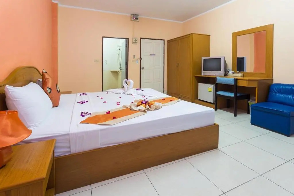 Room in Guest room - Guesthouse Belvedere - Cozy Beautiful Double Room near Patong Beach