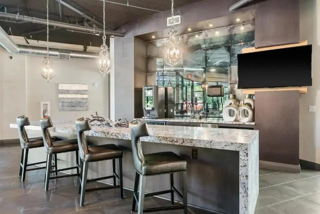 Luxurious - King Sized BED - MED Center Fully Equipped Condo