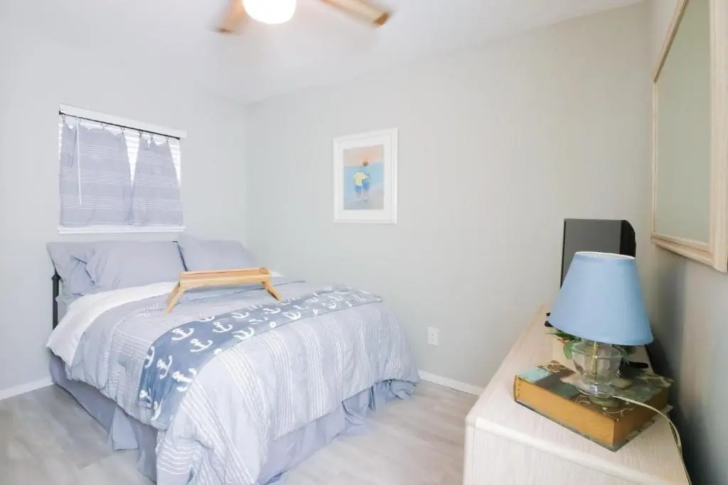SUNNY DAZE Walk to Beach 2 Decks Pet Friendly Has a Mini Bar