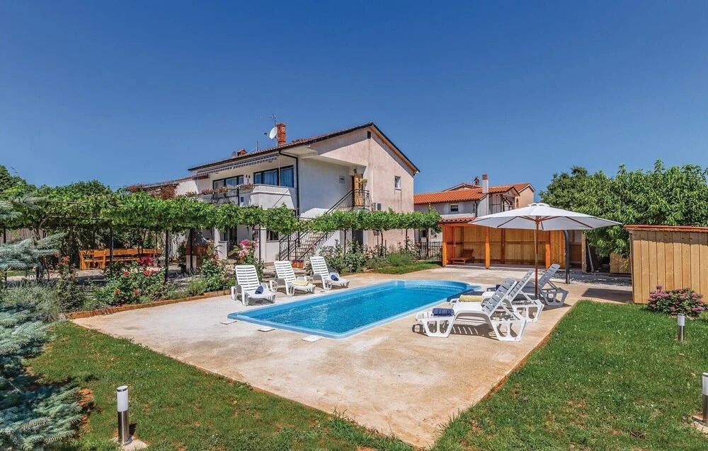 Stunning Home in Pula With Wifi and 2 Bedrooms
