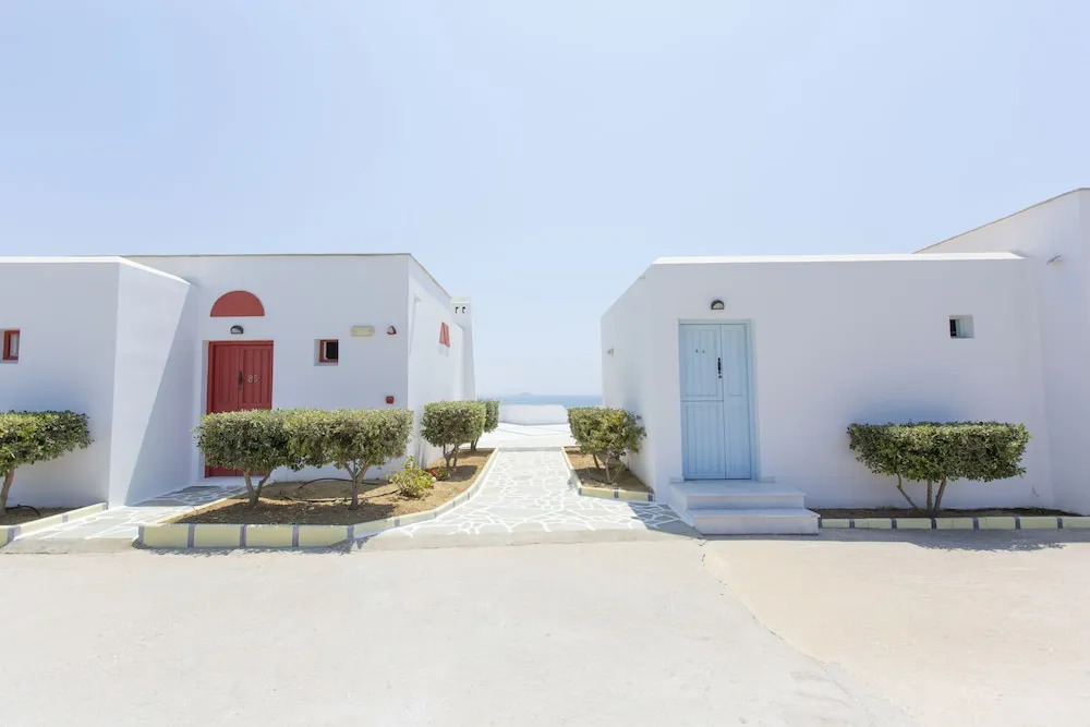Lianos Village