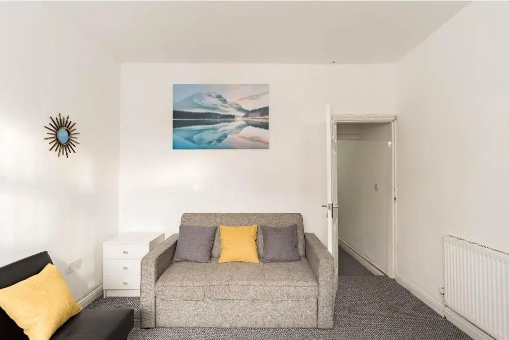 BIRMINGHAM SOUTHFIELD HOUSE 3 BEDROOMS WITH 7 BEDS great motorway links M5 M6 M42 A38 A34