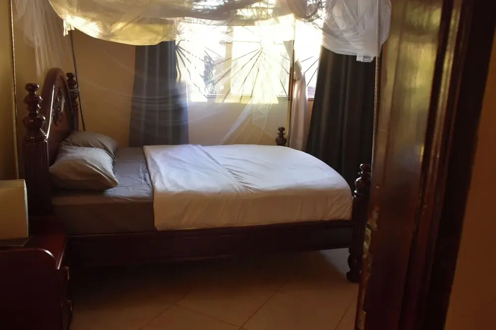 Kampala 5-beds, Sleeps 8 With Garden & Parking