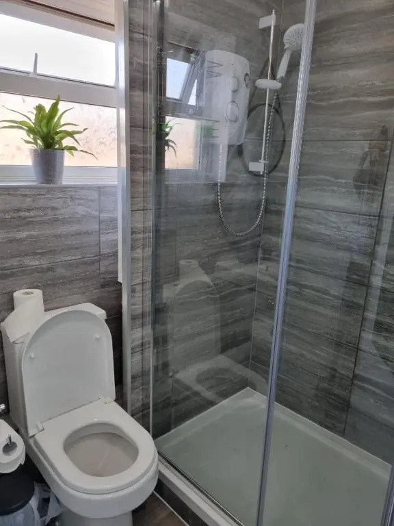 Modern 2-Bed Home - Private Garden Parking & WiFi