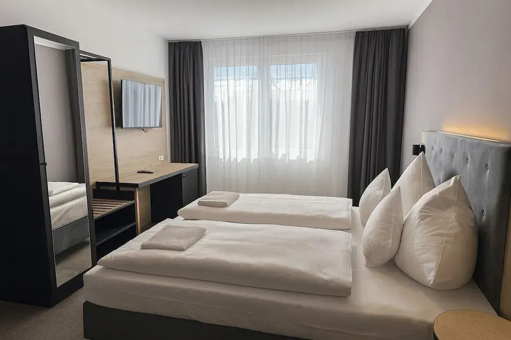 HI Grand City Hotel