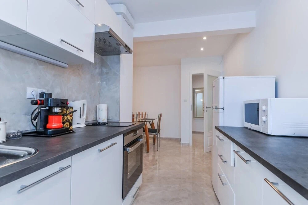 FM Deluxe 2-BDR Apartment - Simplisico