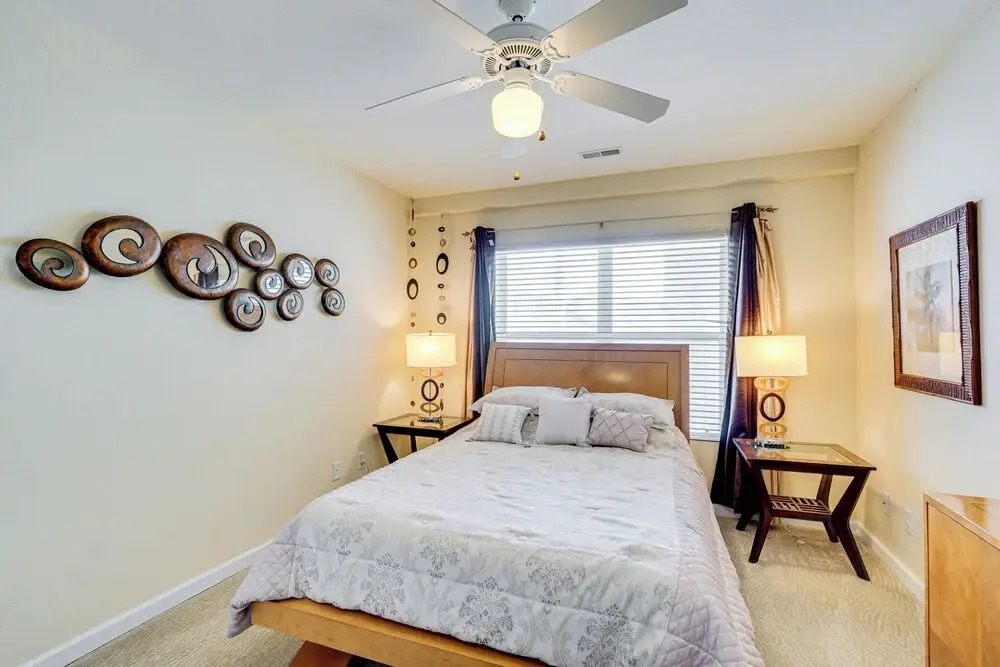5th-floor Lakefront Condo: Elevator + Pool Access!