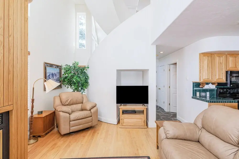 3BR Townhome w/ Mountain View & Balcony